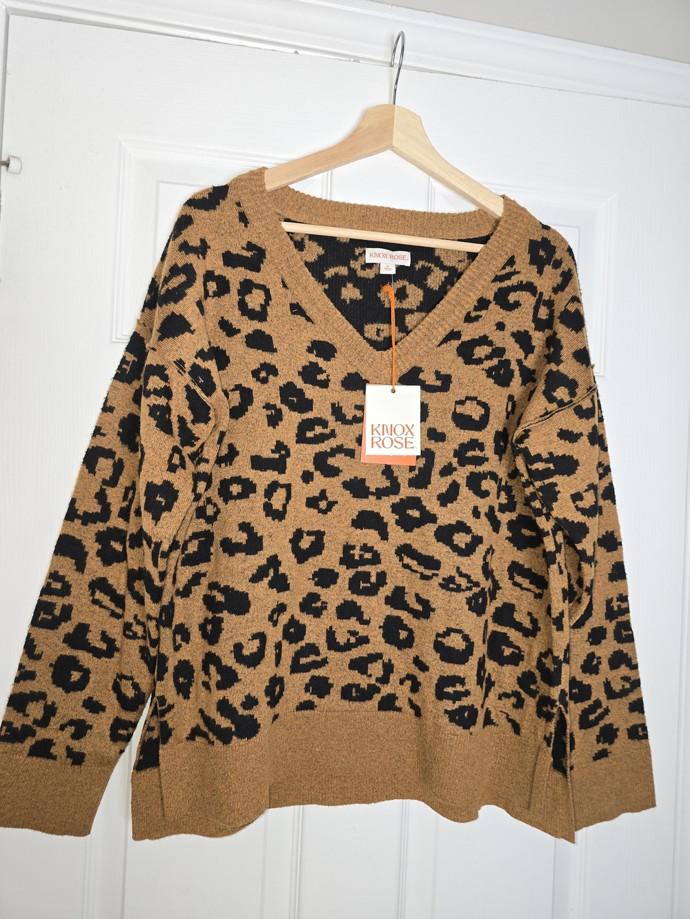 Knox Rose Black and Camel Leopard V-Neck Sweater Size Medium